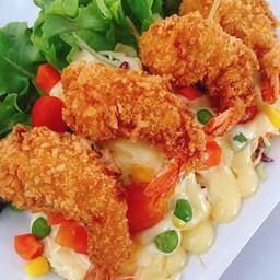 สลัดกุ้งกรอบผลไม้กระทงเผือก