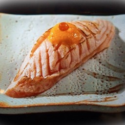 ซูชิแซลมอนย่างมิโซะหวาน