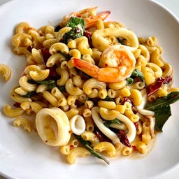 มักกะโรนี กุ้ง หมึก ผัดพริกแห้ง