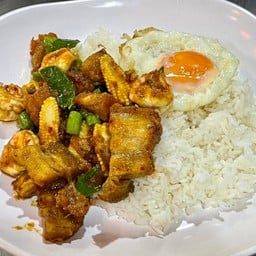 ผัดพริกแกงหมูกรอบ +ไข่ดาว ราดข้าว