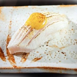 ซูชิปลาฮามาจิย่างซอสมิโซะหวาน