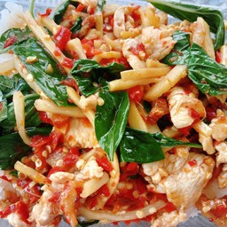 หน่อไม้ผัดพริกสด ใส่ใบโหระพา ราดข้าว