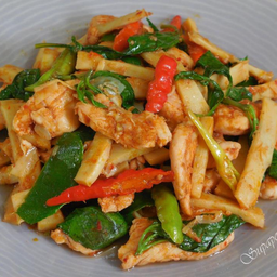 ผัดพริกแกงไก่ใส่หน่อไม้(กับข้าว)