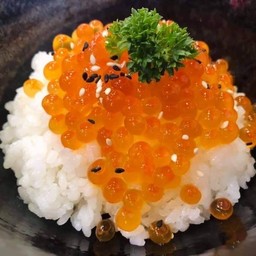 ข้าวไข่ปลาแซลมอน