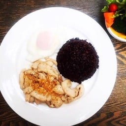 ข้าวไรซ์เบอรี่ปลาดอลลี่กระเทียมไข่ดาวA23