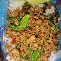 กระเพราหมูสับราดข้าว