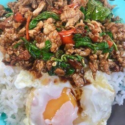 ข้าวกะเพราเนื้อสับไข่ดาว