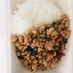 กะเพราหมูสับราดข้าว