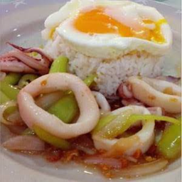 ผัดพริกหยวกปลาหมึกราดข้าว