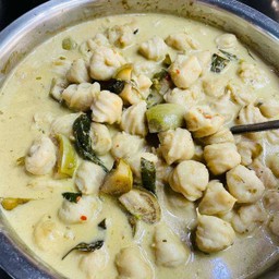 ขนมจีน (แกงเขียวหวานลุกชิ้นปลา)