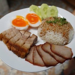 ลำดีเตี๋ยวต้มยำ ข้าวหมูแดงหมูกรอบ กาดวันค่ำ