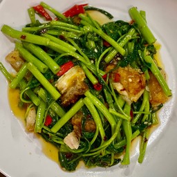 ผัดผักบุ้ง หมูกรอบกับข้าว