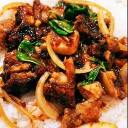 ข้าวพริกเผาหมูกรอบ