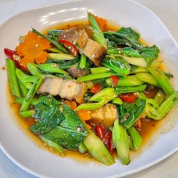 ผัดคะน้าหมูกรอบ กับข้าว