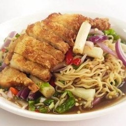 ยำมาม่าสามชั้นทอด