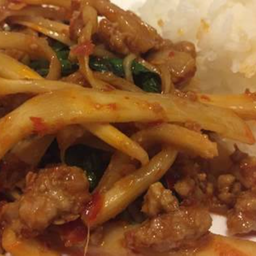 ผัดหน่อไม้เนื้อราดข้าว