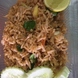 ข้าวผัดต้มยำหมูกรอบ