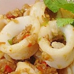 ข้าวปลาหมึกผัดพริกขี้หนู