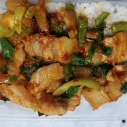 ข้าวสามชั้นผัดพริกแกง