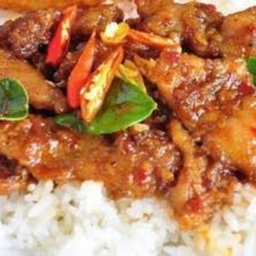 ผัดพริกแกงเนื้อราดข้าว