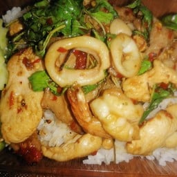 กระเพรารวมมิตรราดข้าว