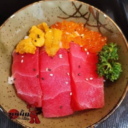 ข้าวไข่หอยเม่นไข่แซลมอน และทูน่า