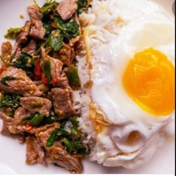 ข้าวกระเพราเนื้อไข่ดาว