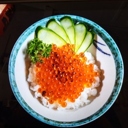 ข้าวหน้าไข่ปลาแซลมอน