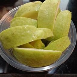 ฝรั่งสดกรอบ+พริกเกลือ