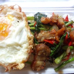 คะน้าน้ำมันหอย หมูกรอบ