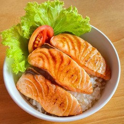 ข้าวญี่ปุ่นแซลมอนย่างเทริยากิ