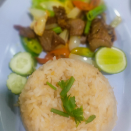 ข้าวผัดเปล่าราดเนื้อขมิ้น