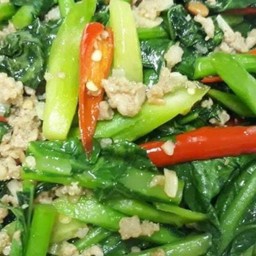 ผัดคะน้าหมูสับราดข้าว