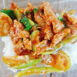 ข้าวพริกแกงหมูชิ้น