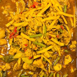 ผัดเผ็ดไก่หน่อไม้