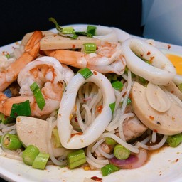 ยำขนมจีนทะเล ไก่ยอ ไข่ต้ม