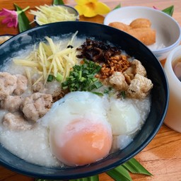 โจ๊กหมูใส่ไข่ลวก