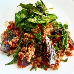 กะเพราไข่เยี่ยวม้าหมูสับ ราดข้าว