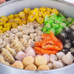 ข้าวไข่เจียวหน้าล้นๆ & ข้าวกะเพรา