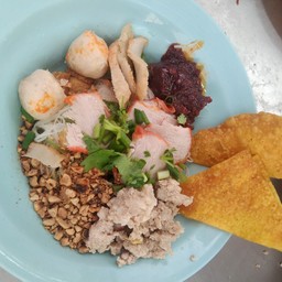 เส้นใหญ่หมูแดงต้มยำ