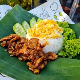 หมูกระเทียม ไข่ขยี้ ราดข้าว
