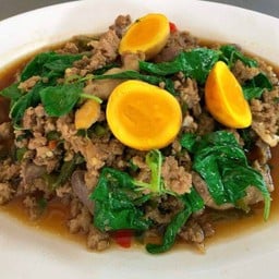 ผัดกระเพราไก่เครื่องในไข่อ่อน