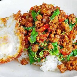 ข้าวราดคั่วกระเพรา