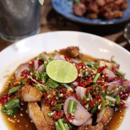 ยำหมูสามชั้นทอดน้ำปลา