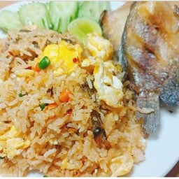 ข้าวผัดปลาสลิดทอด