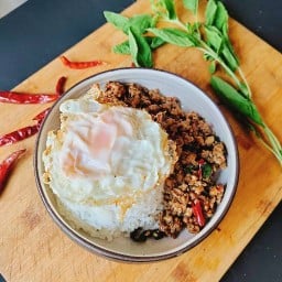 กะเพราพริกแห้ง By เพราเพรา (ผัดกระเพรา หมูกระเทียม)