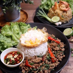 ข้าวกะเพราหมูสับไข่ดาว