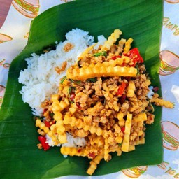 กะเพราหมูสับผัดยอดมะพร้าว ราดข้าว