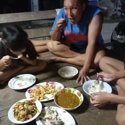 ร้านผัดกระเพราเจ๊เพชร35บาททุกอย่าง