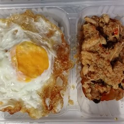 ข้าวผัดพริกแกงหมูไข่ดาว